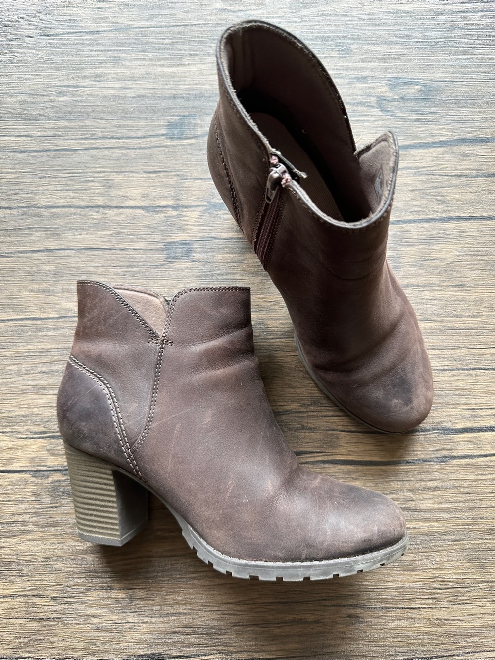 CLARKS WOMEN’S LEATHER ANKLE BOOTS
